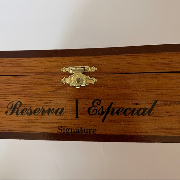 Vintage Arturo Fuente Hemingway Wood Cigar Box - Picture 4 of 7